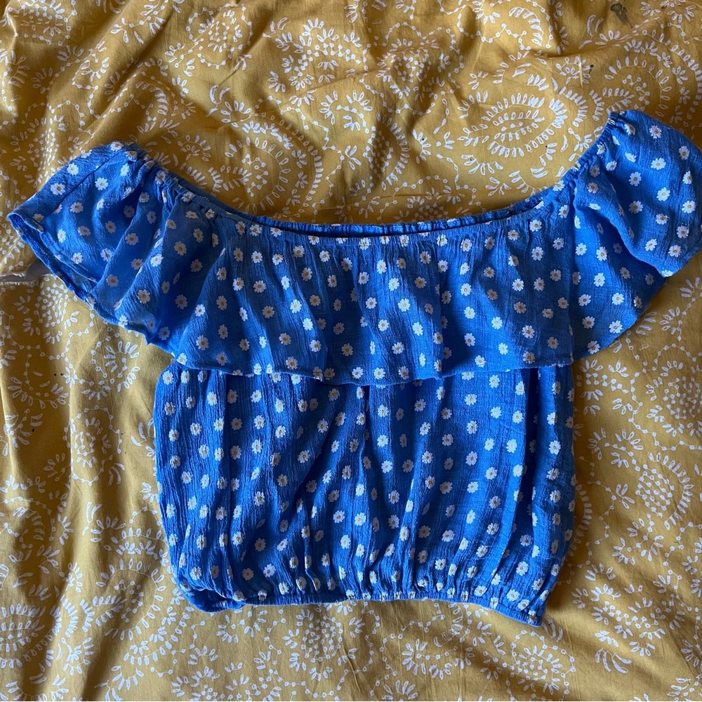 daisy on blue crop top